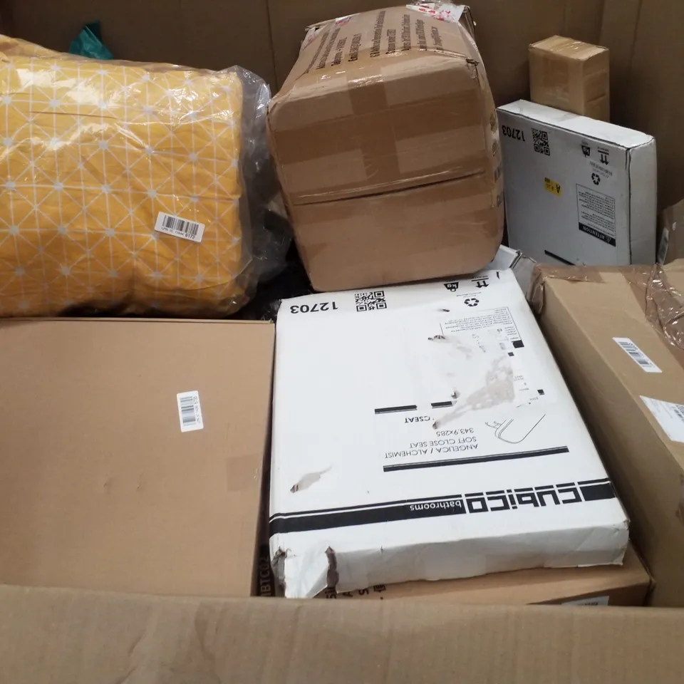 PALLET CONTAINING ASSORTED PRODUCTS INCLUDING LUGG 4PCS SUITCASE SET, TOILET SEAT, COAT HOOKS, WINTER DUVET & HIKING POLES