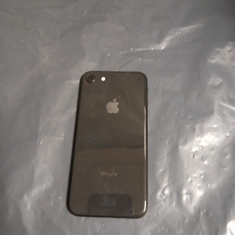 APPLE IPHONE – BLACK SMARTPHONE WITH CRACKED SCREEN 