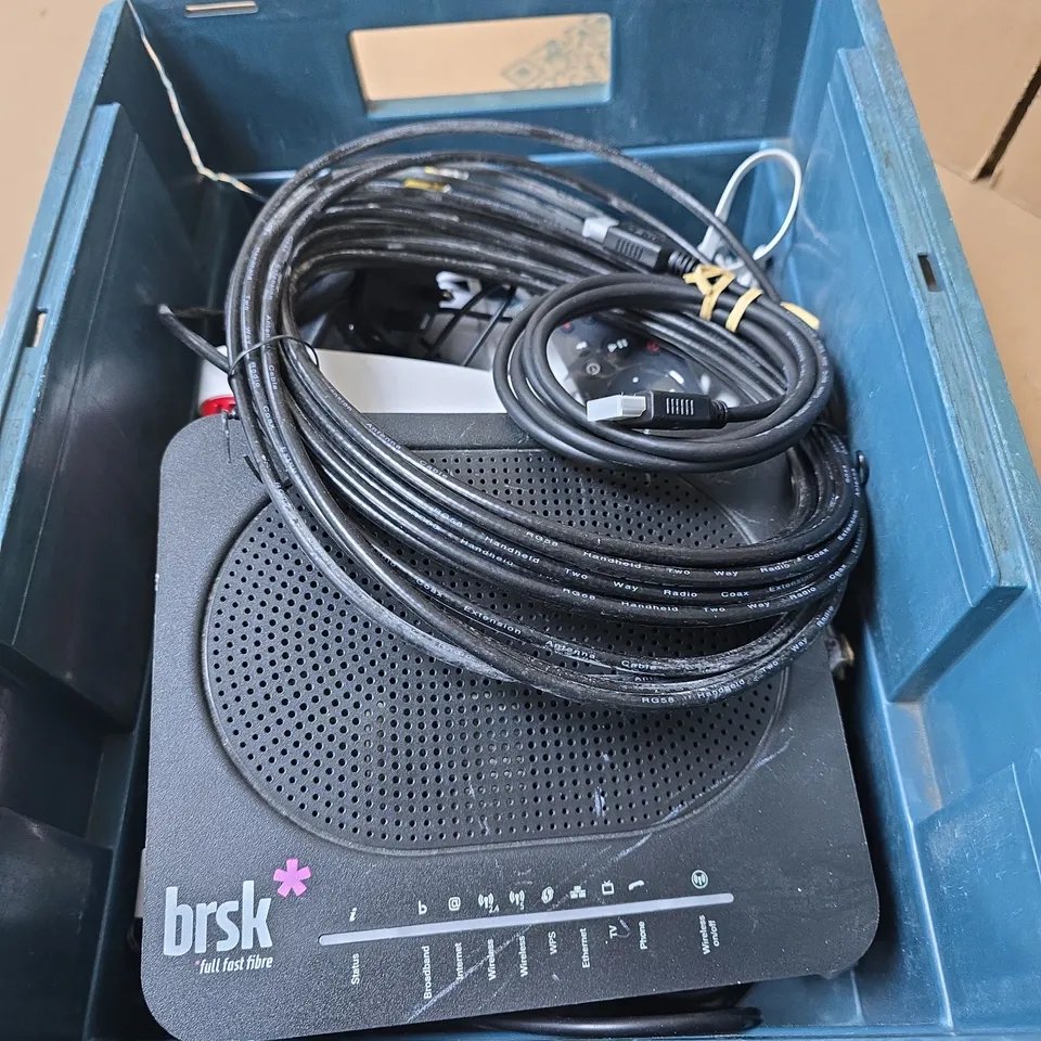 APPROXIMATELY 9 ASSORTED ELECTRICAL ITEMS INCLUDING BRSK ROUTER AND TV REMOTE 
