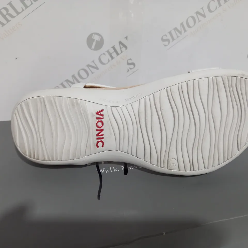 VIONIC WHITE STRAPPED SANDALS SIZE 6 