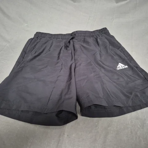 ADIDAS LOGO CASUAL SHORTS SIZE M