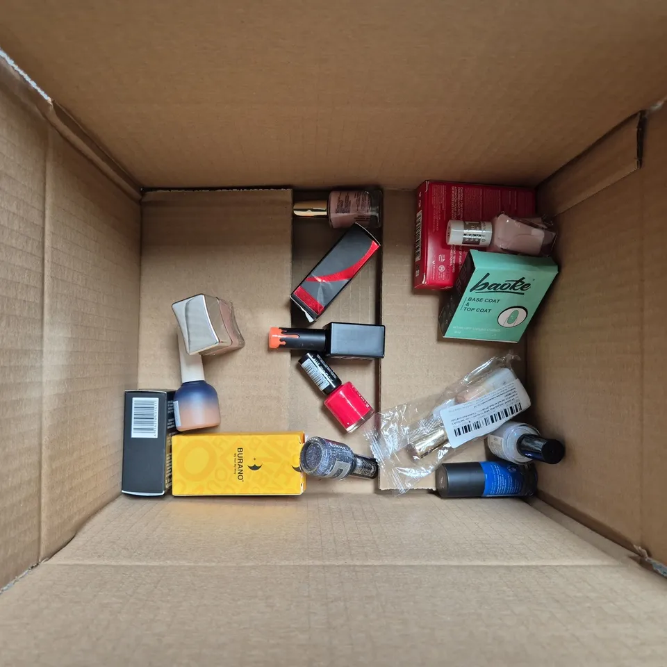 APPROXIMATELY 20 BOTTLES OF NAIL VARNISH TO INCLUDE MORGAN TAYLOR, MANICURIST AND RIMMEL