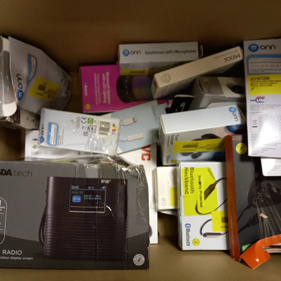 BOX OF APPROXIMATELY 20 ASSORTED HOUSEHOLD ITEMS TO INCLUDE ONN HDMI SWIVEL ADAPTER, BLACKWEB WIRELESS CHARGING PAD, ONN KIDS HEADPHONES, ETC