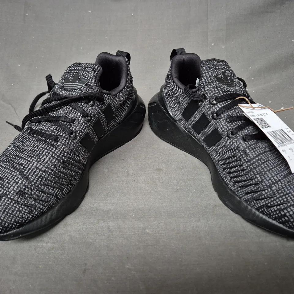 BOXED PAIR OF ADIDAS KID'S SWIFT RUN 22 SHOES IN BLACK UK SIZE 4.5