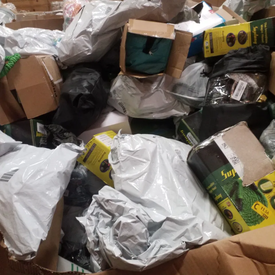 PALLET CONTAINING ASSORTED GARDEN HOSES & INFLATABLES 
