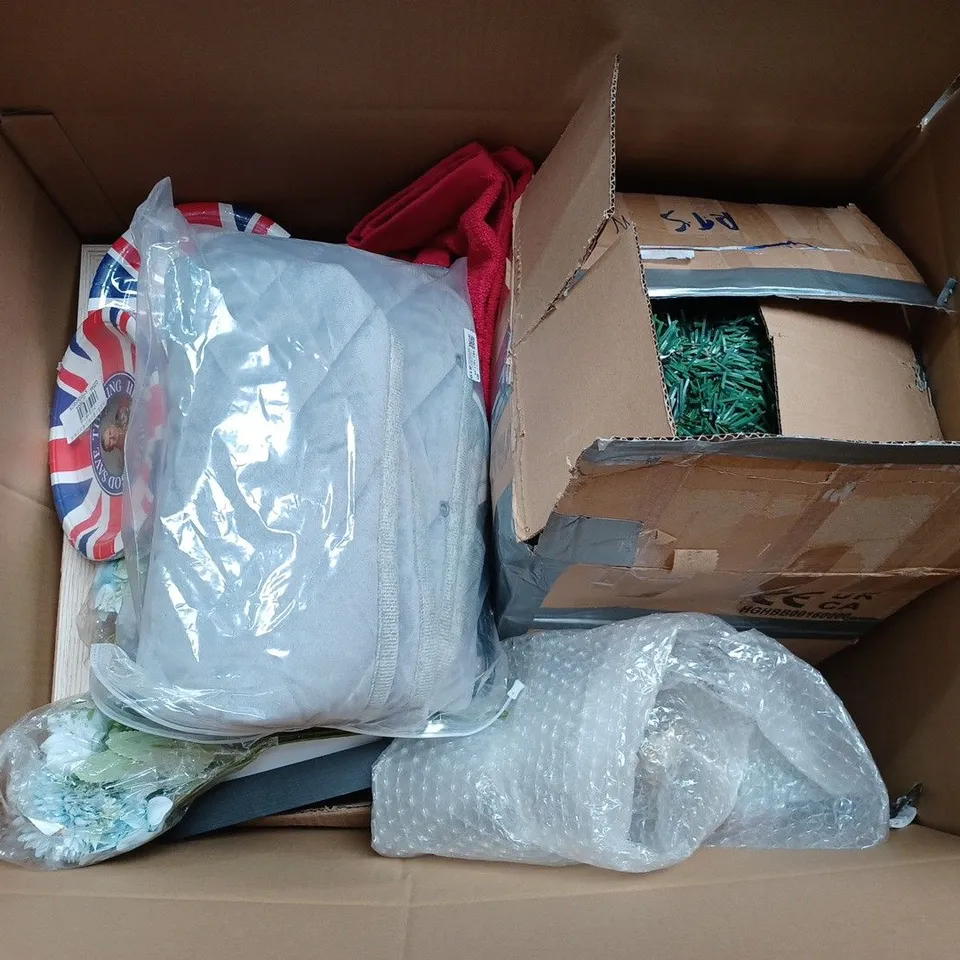 BOX OF APPROX 20 ASSORTED ITEMS TO INCLUDE - KING CHARLES PAPER PLATES - CHRISTMAS STOCKINGS - MOVIE SET CLAPPER BOARD ECT