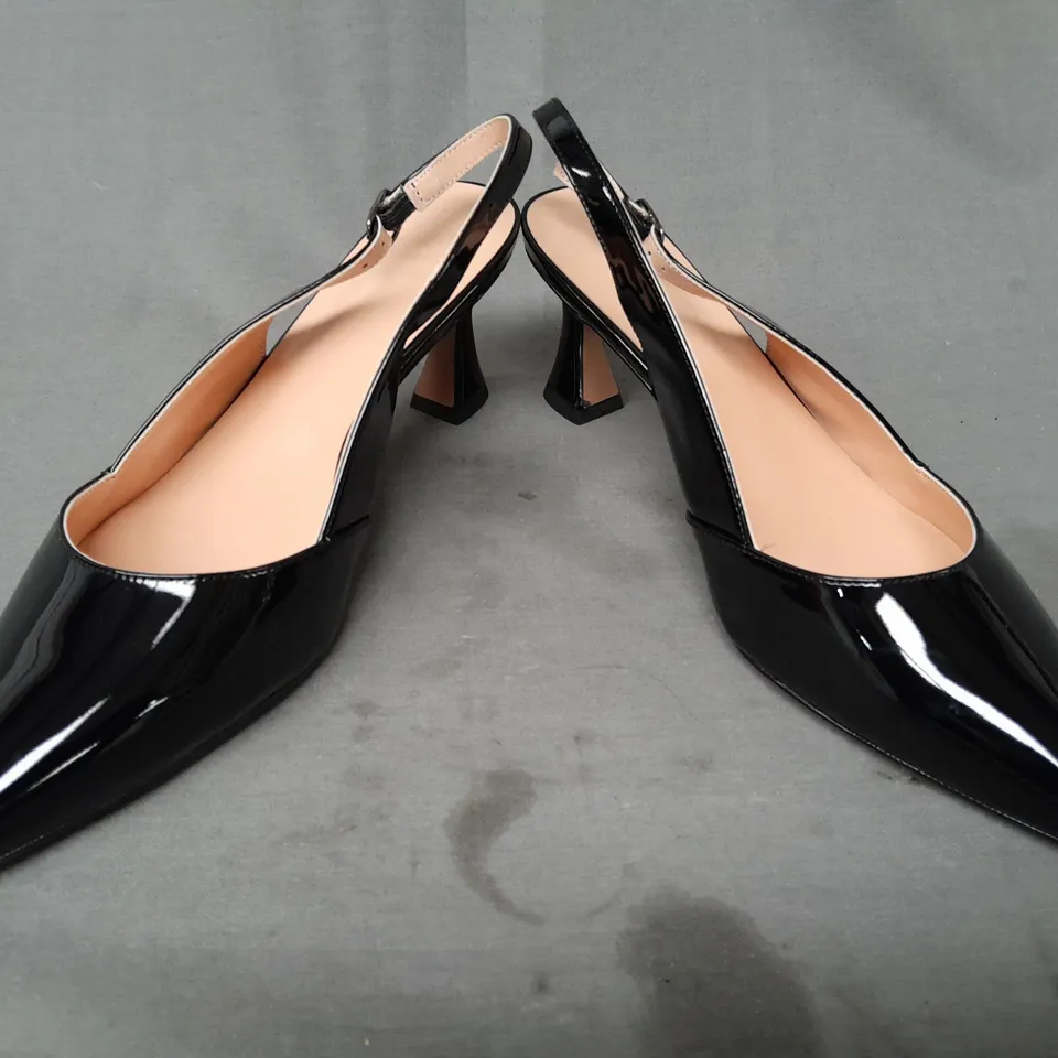 BOXED PAIR OF DESIGNER POINTED TOE SLINGBACK HEELS IN GLOSSY BLACK EU SIZE 40.5