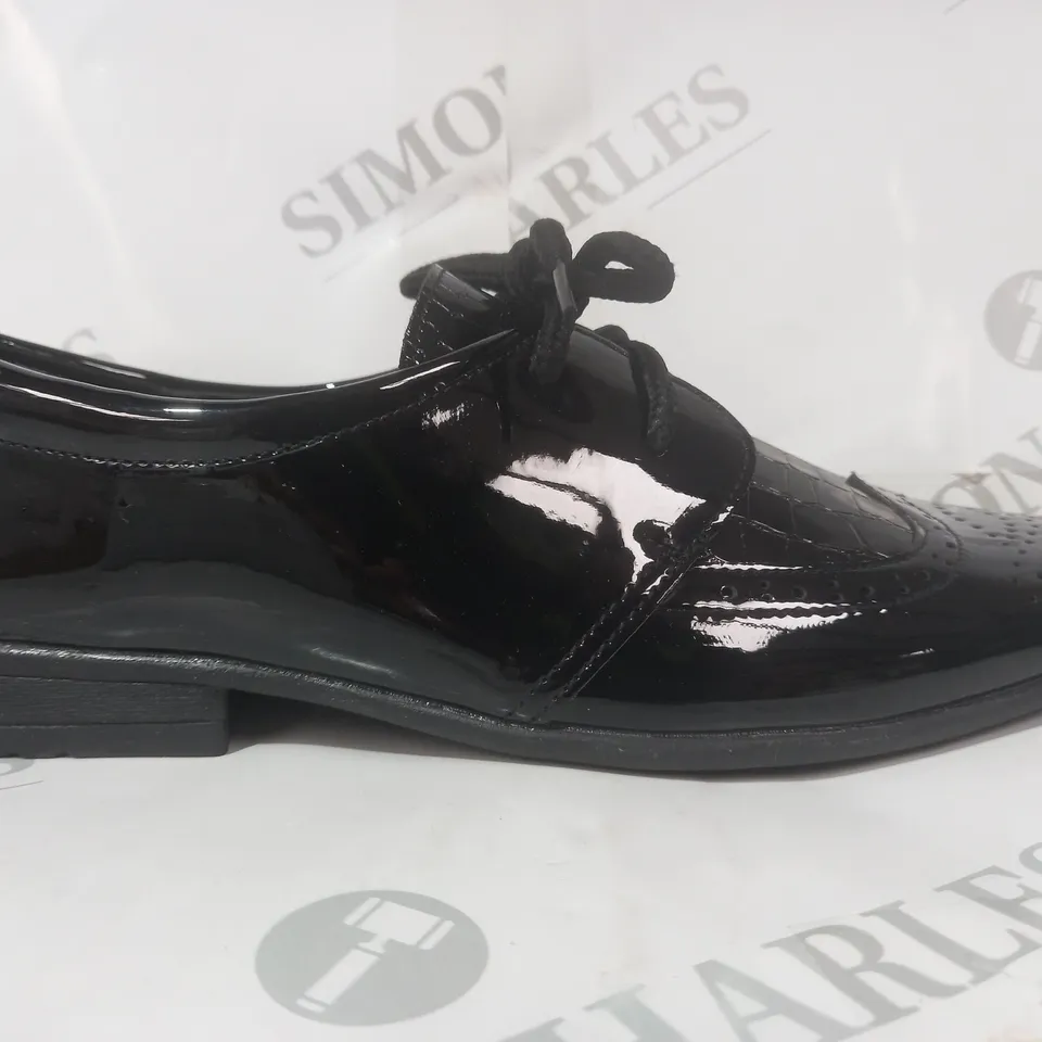 BOXED PAIR OF DESIGNER SHOES IN GLOSSY BLACK EU SIZE 35