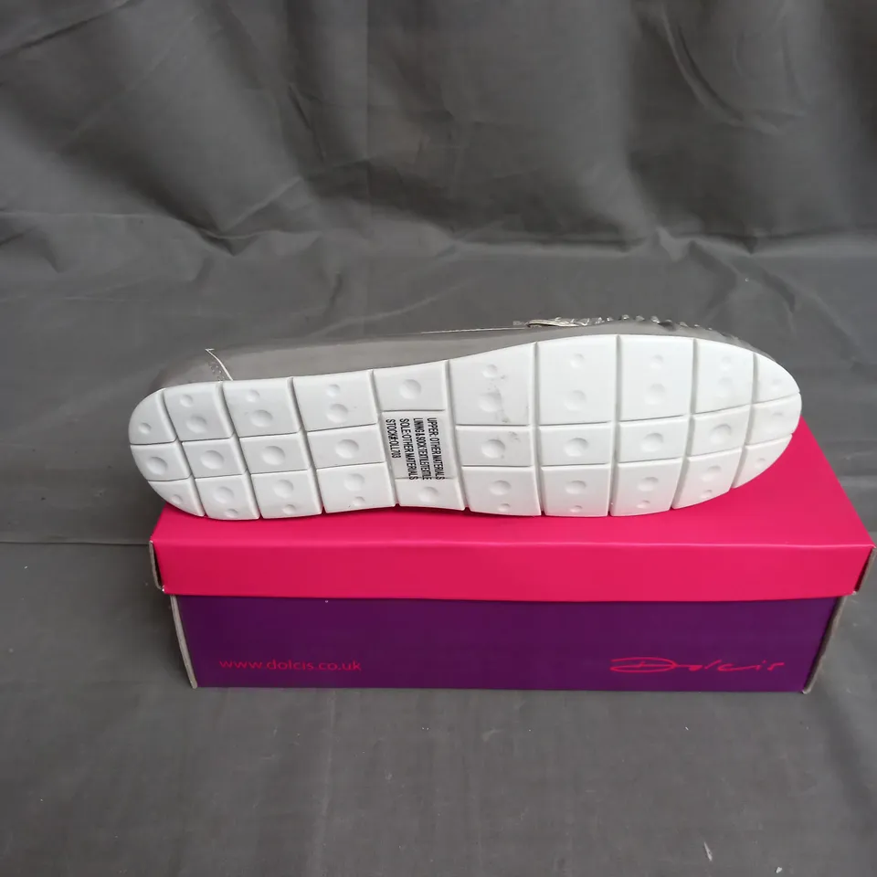 BOX OF 15 PAIRS OF DOLCIS KIRSTEN SLIP ON SHOE IN GLOSSY LIGHT GREY - VARIOUS SIZES