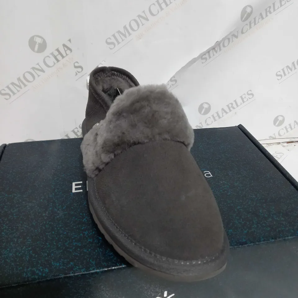 BOXED PAIR OF EMU AUSTRALIA SLIPPER IN CHARCOAL SIZE 6