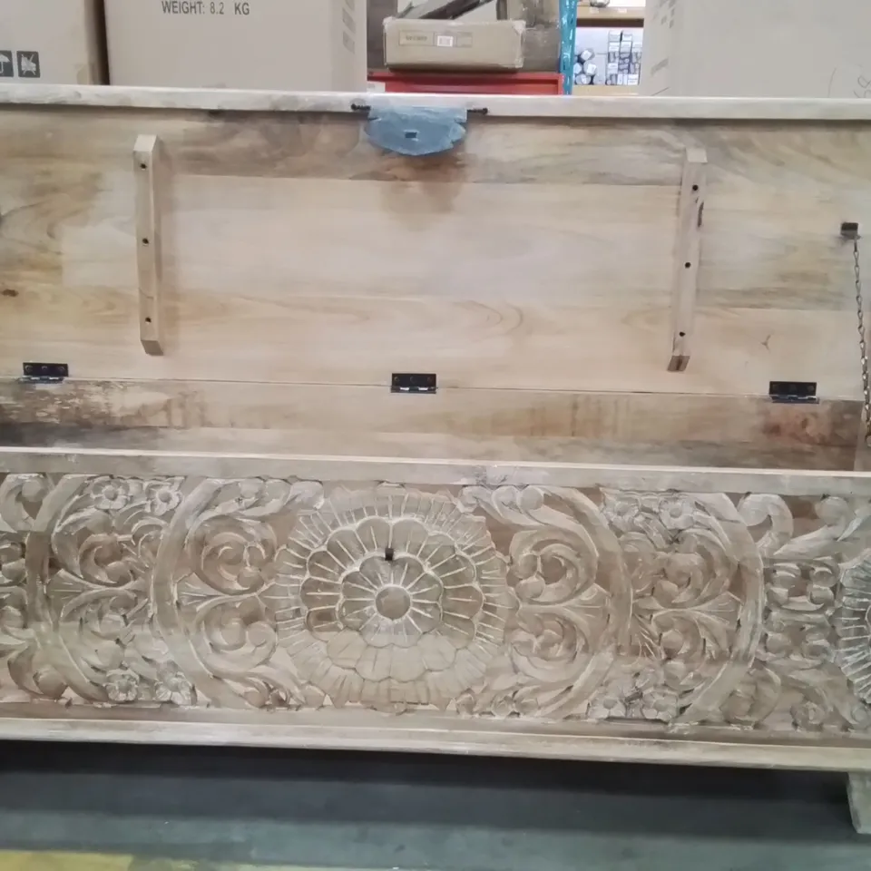 BRAND NEW HOMESDIRECT365 STYLISH HAND CARVED BEDROOM TRUNK BOX