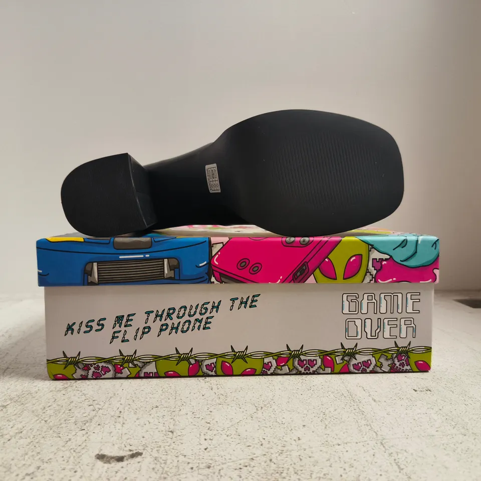BOXED PAIR OF KOI DARKBLOOM BLACK PLATFORM HEELS SIZE UK 11
