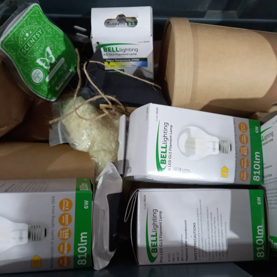 BOX OF APPROXIMATELY 15 ASSORTED ITEMS TO INCLUDE - UNBRANDED GOLDEN WAX - SCENTSY CANDY ORCHARD - BELL LIGHTING ECT