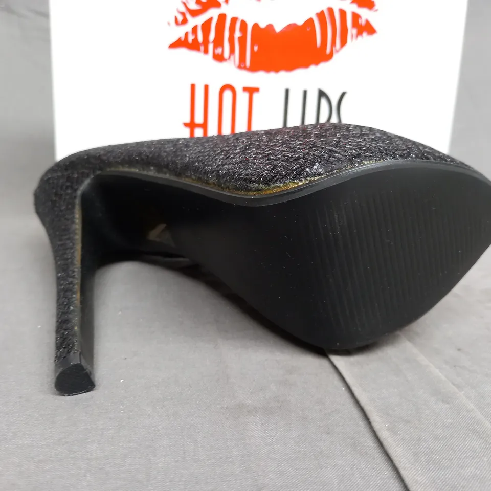 LOT OF 14 BOXED PAIRS OF HOT LIPS BLACK SHIMMER HEELED SHOES - VARIOUS SIZES