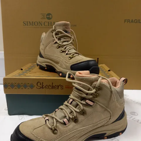 SKETCHERS WATERPROOF BOOT SIZE 8