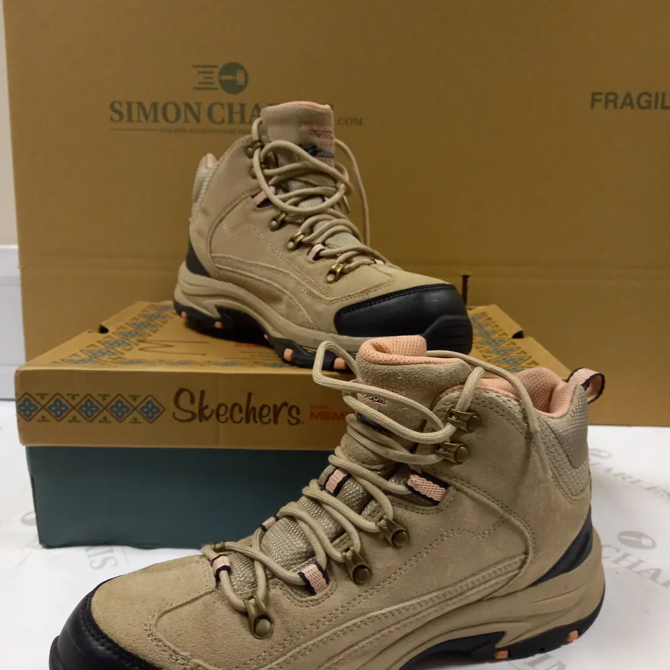 SKETCHERS WATERPROOF BOOT SIZE 8