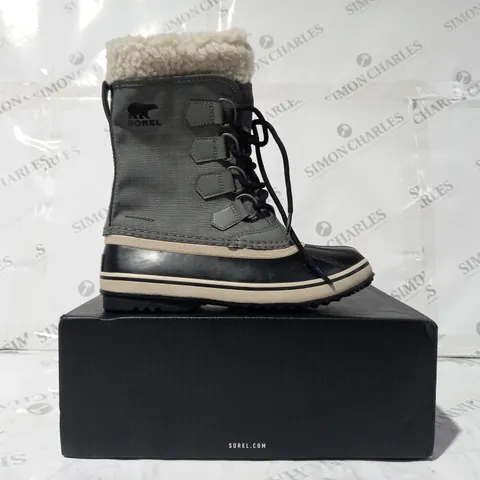 BOXED PAIR OF SOREL WINTER CARNIVAL BOOTS IN GREY/BLACK UK SIZE 3