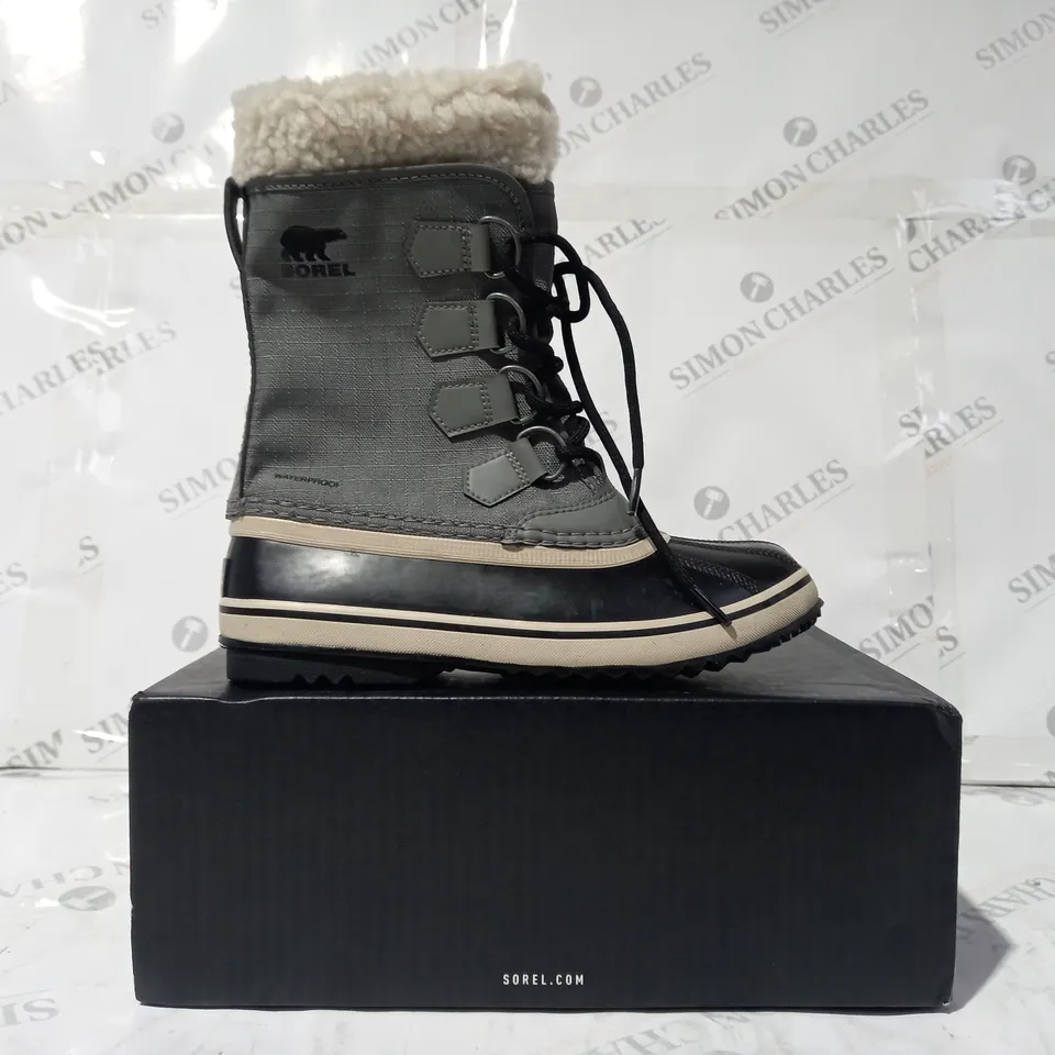 BOXED PAIR OF SOREL WINTER CARNIVAL BOOTS IN GREY/BLACK UK SIZE 3