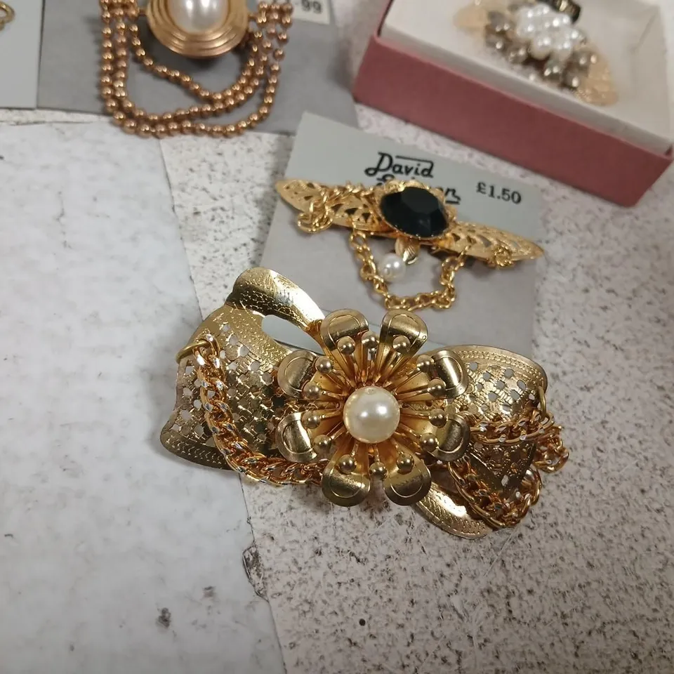 ASSORTED PEARL & COSTUME JEWELLERY LOT – NECKLACES, BRACELETS & BROOCHES