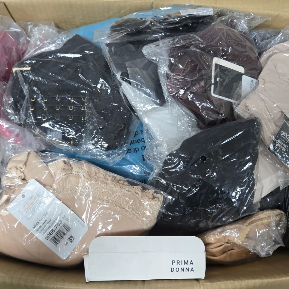APPROXIMATELY 20 ASSORTED CLOTHING ITEMS IN VARIOUS COLOURS, SIZES, AND STYLES TO INCLUDE BRANDS SUCH AS CONTURELLE, MARIE JO, LISCA, ETC
