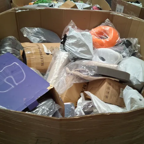 PALLET CONSISTING OF A LARGE QUANTITY OF ASSORTED PILLOWS AND SOFT FURNISHINGS