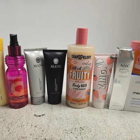 APPROX 12 ASSORTED BEAUTY PRODUCTS TO INCLUDE VASELINE BODY LOTION, SOAP&GLORY BODY WASH, MEDICUBE PORE PADS, ETC