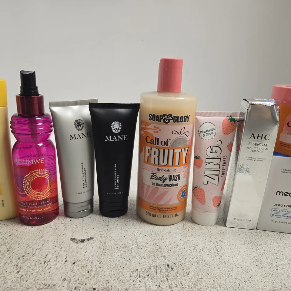 APPROX 12 ASSORTED BEAUTY PRODUCTS TO INCLUDE VASELINE BODY LOTION, SOAP&GLORY BODY WASH, MEDICUBE PORE PADS, ETC 