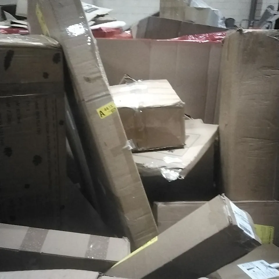 PALLET OF ASSORTED ITEMS INCLUDING - CAT LITTER BOX RAMP