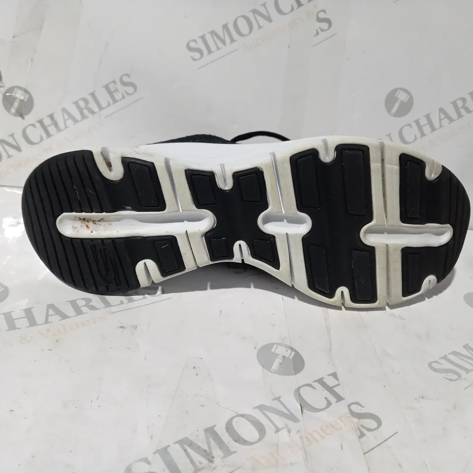 BOXED PAIR OF SKECHERS GLEE FOR ALL TRAINERS IN BLACK/WHITE UK SIZE 5