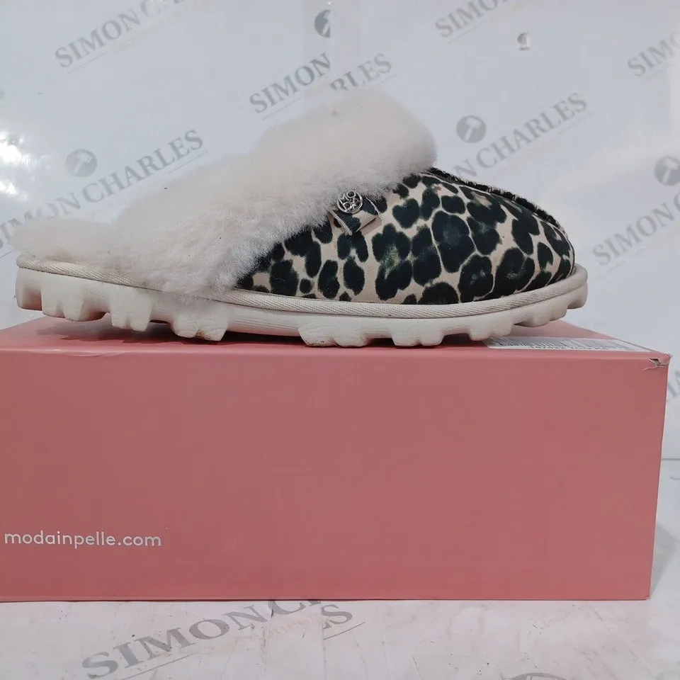 BOXED PAIR OF MODA IN PELLE COSIE SLIPPERS IN WHITE LEOPARD PRINT SIZE 6