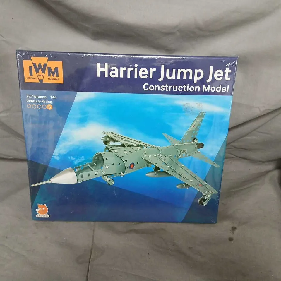 IMPERIAL WAR MUSEUMS HARRIER JUMP JET CONSTRUCTION MODEL – 227 PIECES, 14+