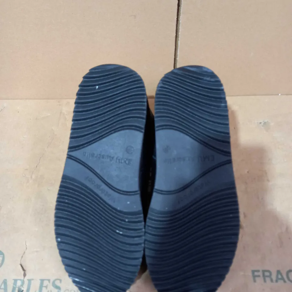 EMU LARAWAG WATERPROOF BOOTS - SIZE 6