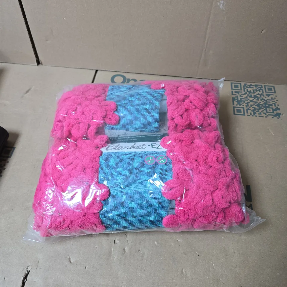 BOX OF APPROXIMATELY 18 ASSORTED HOUSEHOLD ITEMS INCLUDING SKY BUSINESS HUB , LED INTERIOR LIGHTS FOR CAR OR HOME AND BERNAT ALIZE BLANKET 