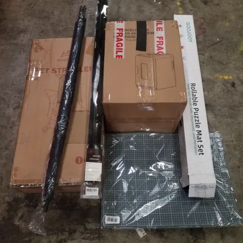 PALLET CONTAINING ASSORTED PRODUCTS INCLUDING RELIABLE PUZZLE MAT, MINI FRIDGE, VENETIAN BLIND, PET STROLLER, UMBRELLA & CUTTING MAT