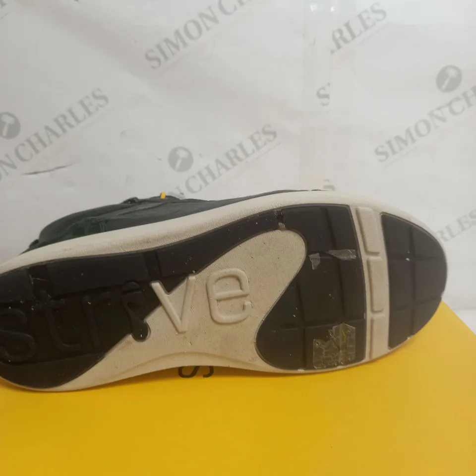 UNBOXED PAIR OF STRIVE HIGH TOP ZIP TRAINER SIZE 5.5