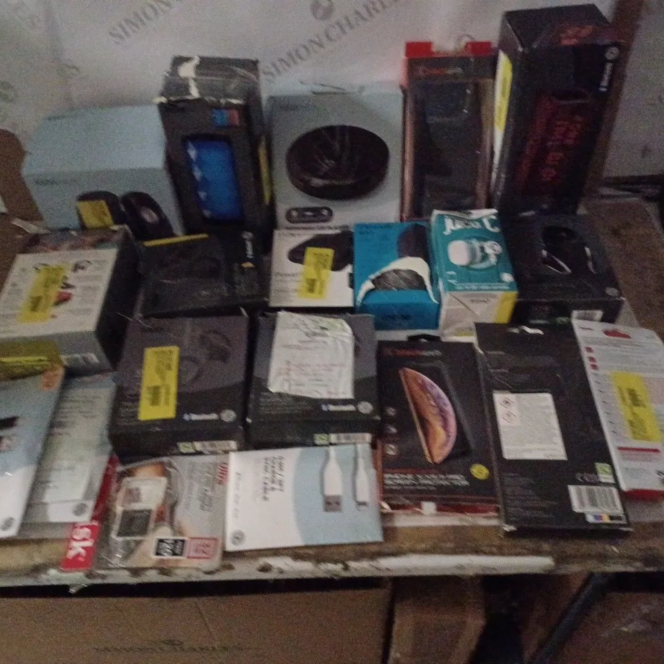 GROUP OF APPROX. 20 ASSORTED TECH ITEMS TO INCLUDE EARPHONES, BATTERY BANKS, USB CABLES ETC