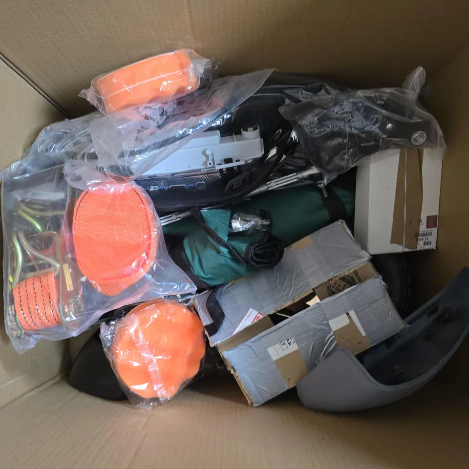 APPROXIMATELY 10 ASSORTED VEHICLE PARTS & ACCESSORIES TO INCLUDE SOCKET SPANNER SET, RATCHET STRAPS, WING MIRROR, ETC - COLLECTION ONLY