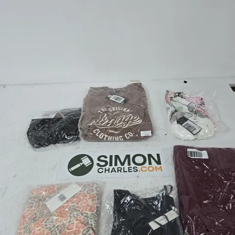 BOX OF APPROXIMATELY 15 ASSORTED ITEMS INCLUDING EMELIA COLOUR BLOCK TUNIC, THREADBARE JUMPER AND TUNNI SWEATHSHIRT
