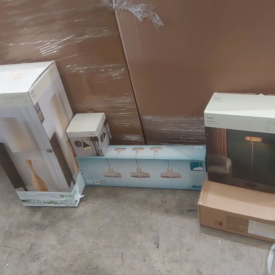PALLET TO CONTAIN A VERY LARGE QUANTITY OF DESIGNER INDOOR LIGHTING PRODUCTS TO INCLUDE: CEILING LIGHTS, WALL LIGHTS, FLOOR LAMP ECT