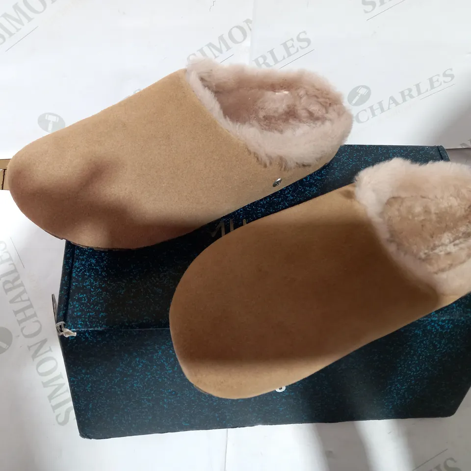 BOXED PAIR OF EMU AUSTRAILIA CAMEL CLOG  - SIZE 5