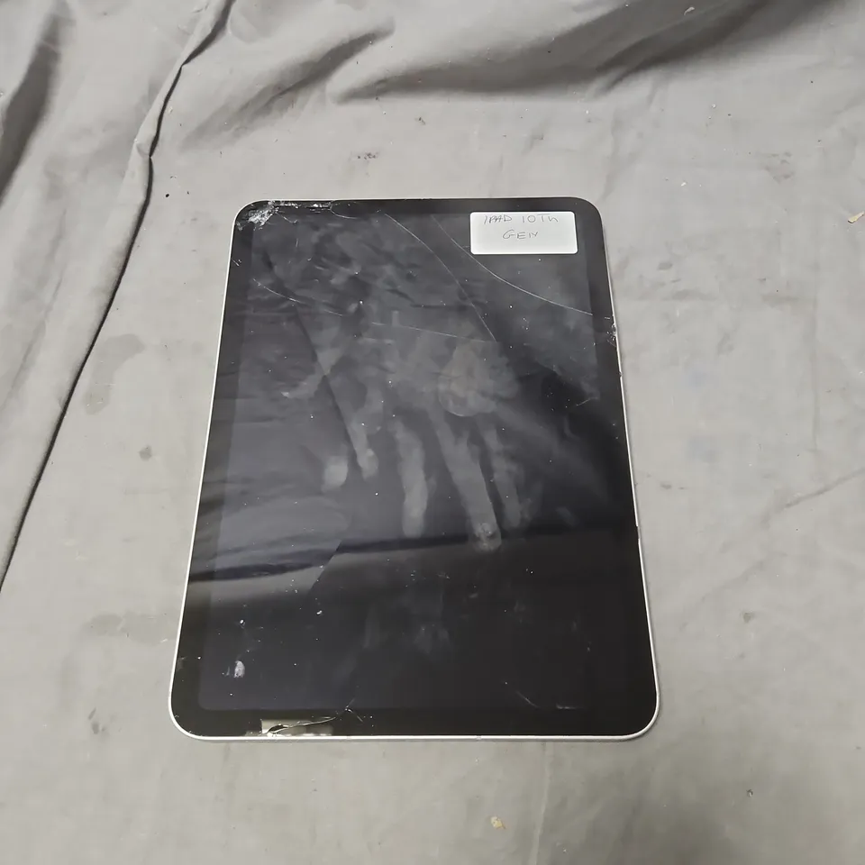 APPLE IPAD – SILVER TABLET (CRACKED FRONT SCREEN)