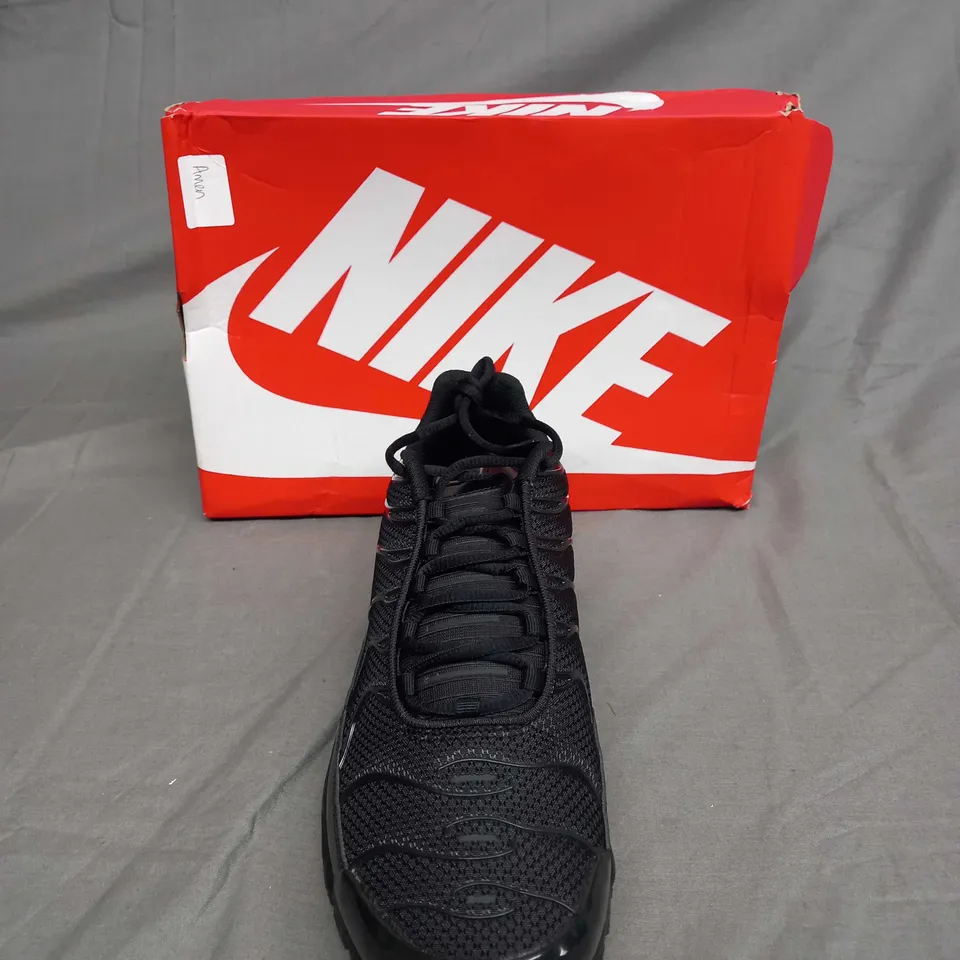 BOXED PAIR OF NIKE TN AIR IN BLACK SIZE 10