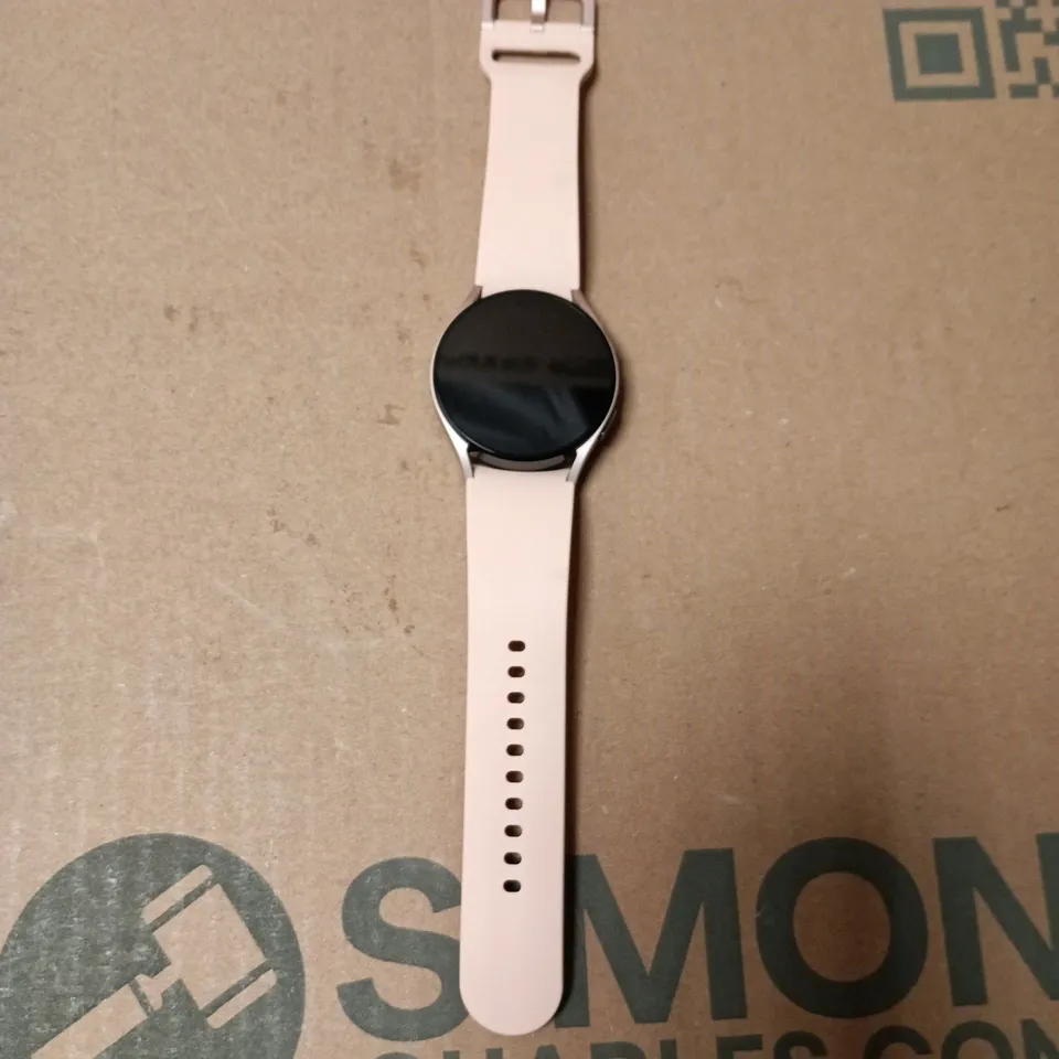 SMARTWATCH WITH PINK SILICONE STRAP 