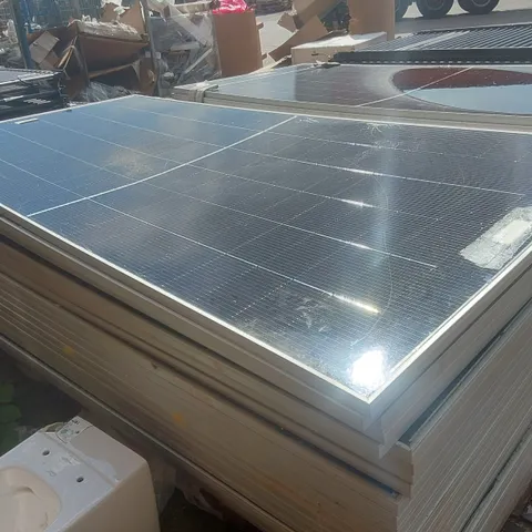 PALLET CONTAINING A VERY LARGE QUANTITY OF SOLAR PANELS