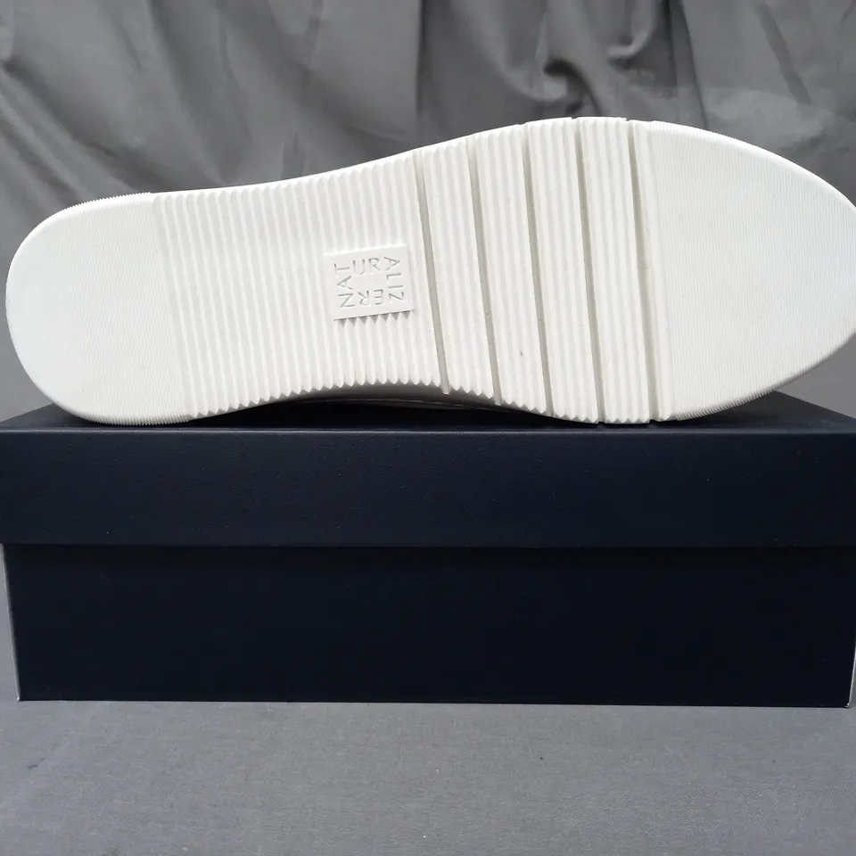 BOXED PAIR OF NATURALIZER SHOES IN BLUE/GREY SNAKE SIZE 9
