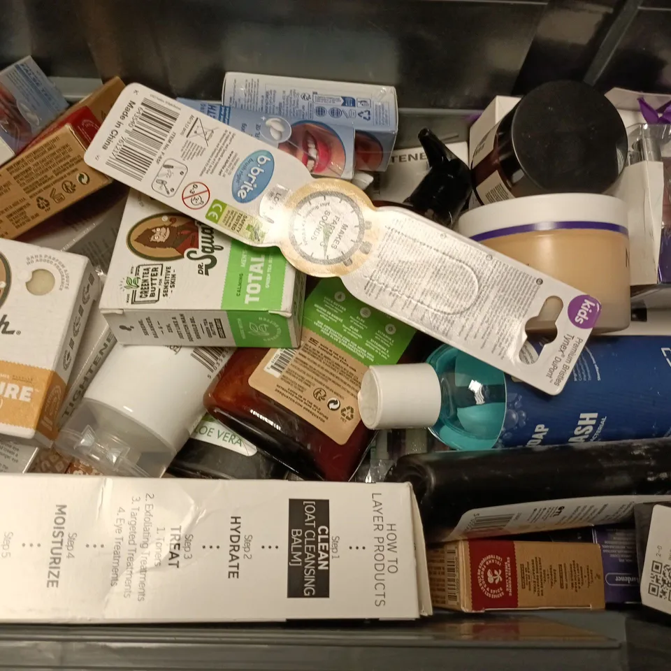 APPROXIMATELY 15 ASSORTED COSMETICS ITEMS TO INCLUDE N07 DAY CREAM DUO, DR SQUATCH MOISTURIZING LOTION, BATTLESOAP BODY WASH, ETC