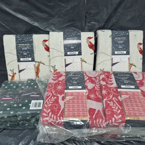 BOX OF APPROXIMATELY 12 ASSORTED BEDDING & SOFT FABRICS ITEMS TO INCLUDE - DUVET SET - 2 PILLOWCASES ETC.