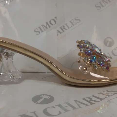 BOXED PAIR OF DESIGNER OPEN TOE LOW HEELED SANDALS IN METALLIC GOLD W. JEWEL EFFECT EU SIZE 43