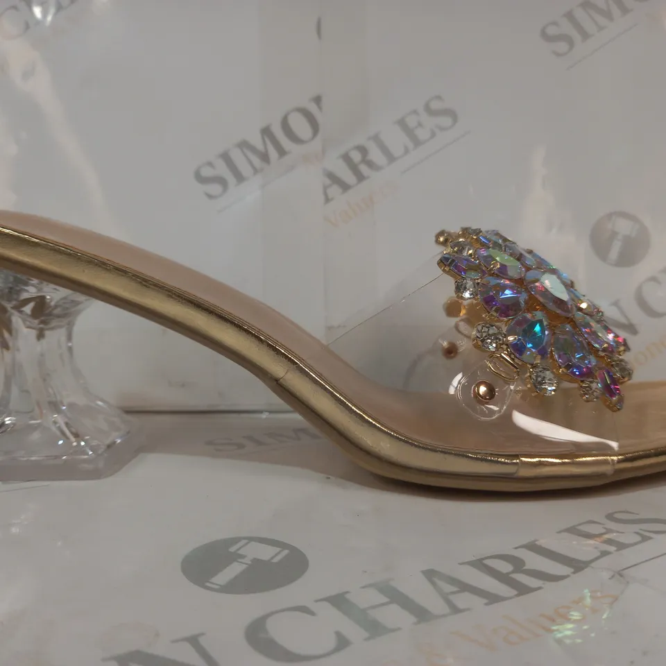 BOXED PAIR OF DESIGNER OPEN TOE LOW HEELED SANDALS IN METALLIC GOLD W. JEWEL EFFECT EU SIZE 43