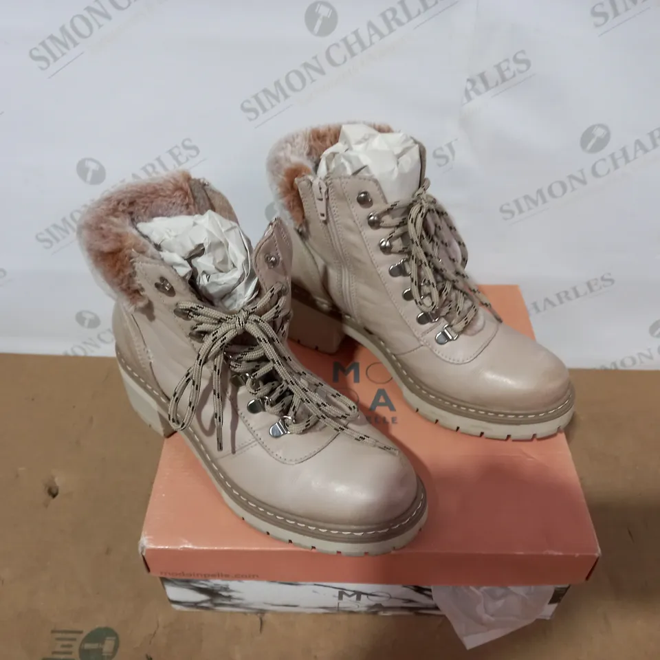 BOXED PAIR OF MODA IN PELLE BOOTS - SIZE 38